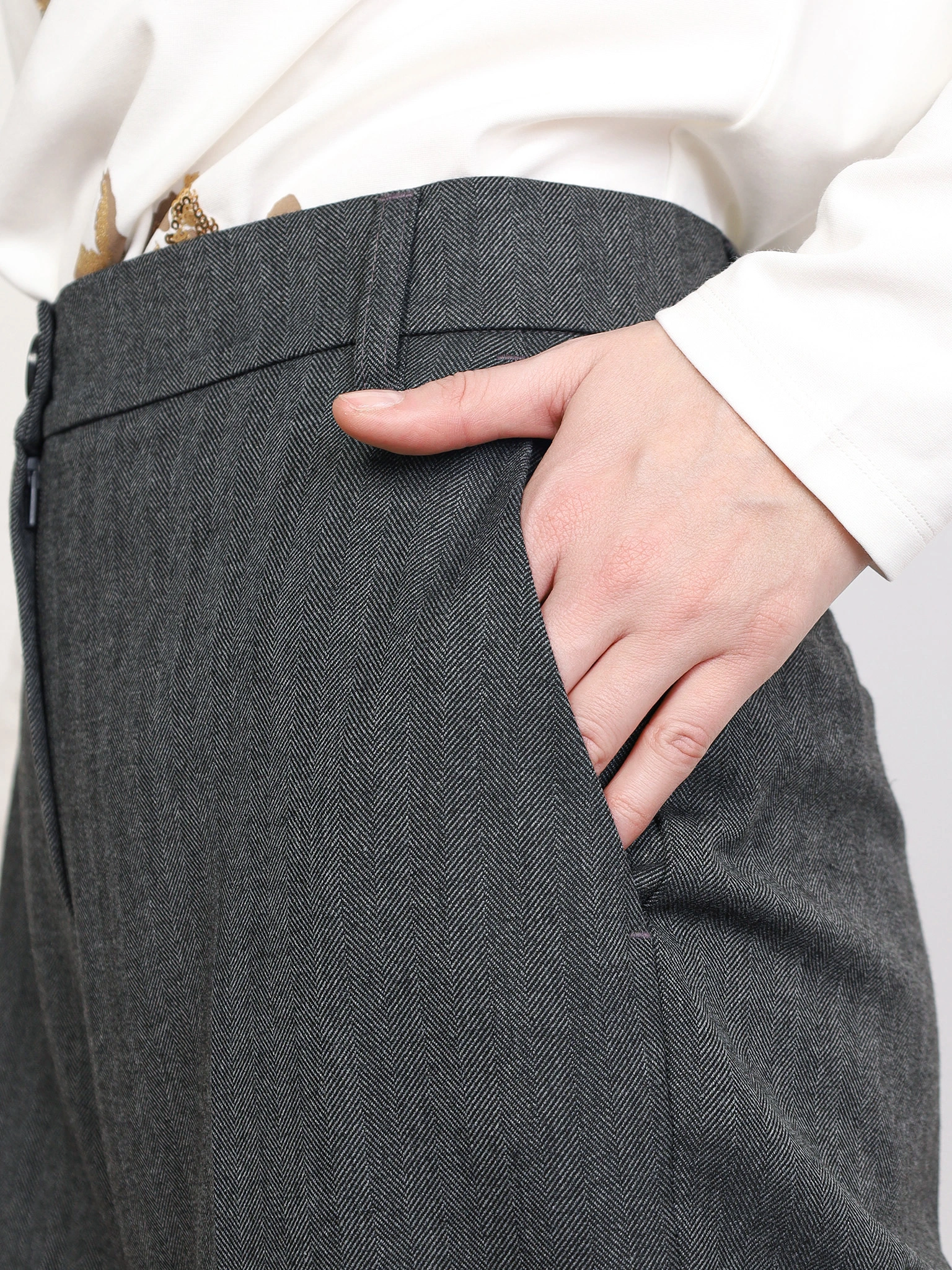 Брюки серого цвета прямого кроя